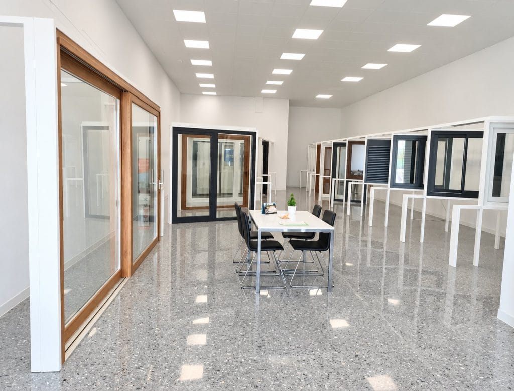 Exposición de ventanas y puertas VENMOVEN en Ctra. de Espeluy, 12, Mengíbar
