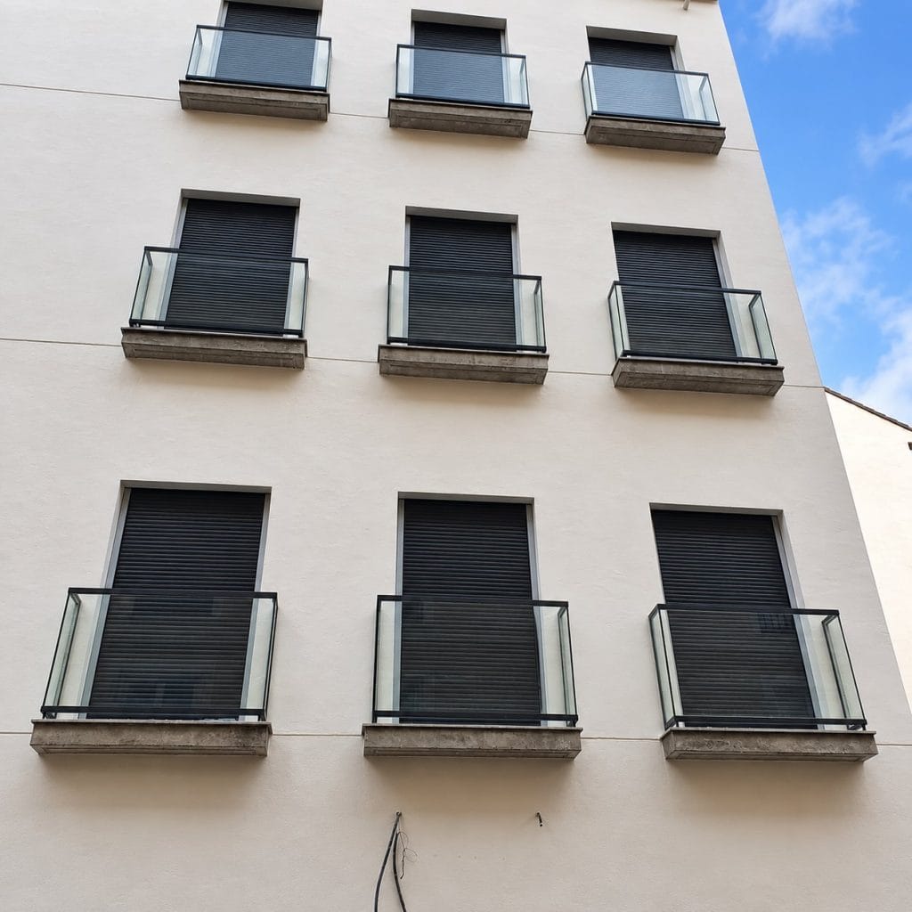 Ventanas y balcones en fachada