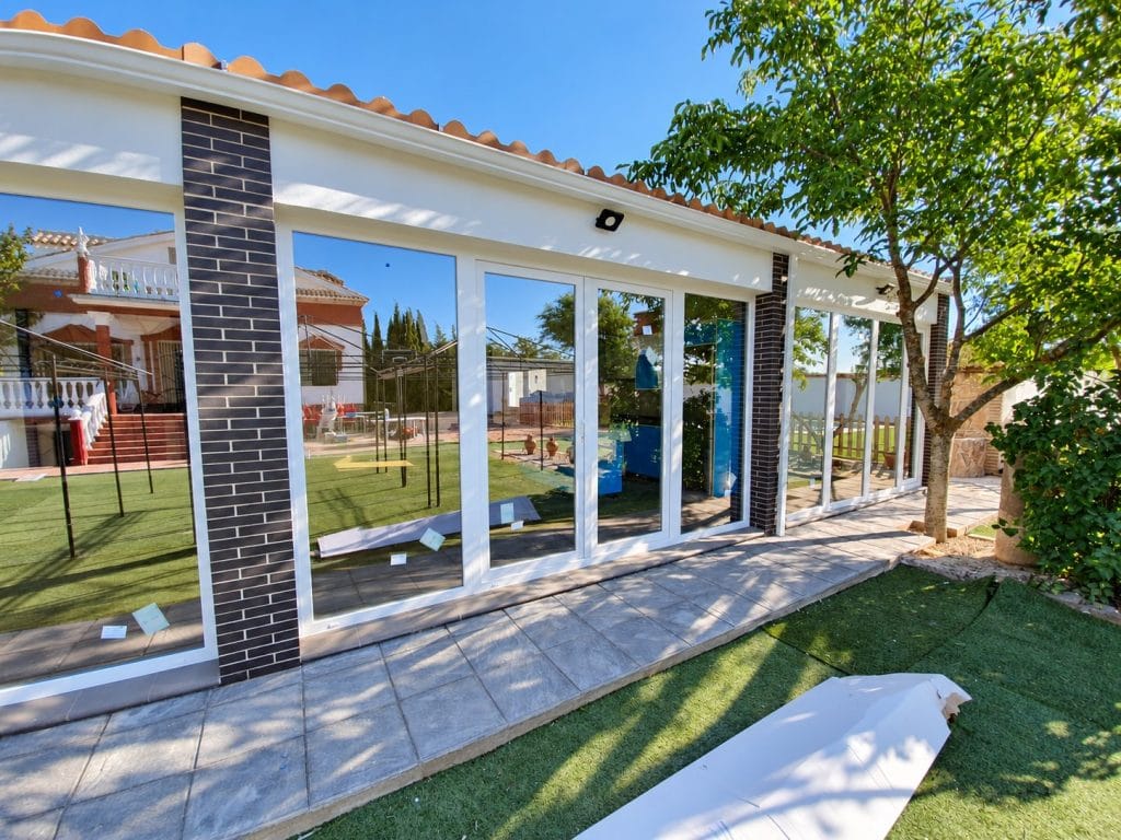 Cerramiento acristalado al jardín